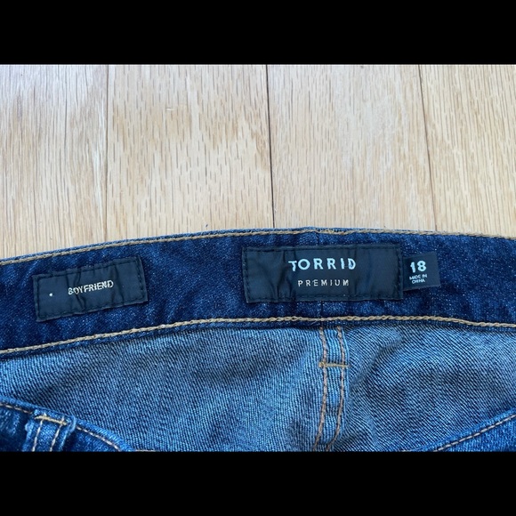 Torrid Dark Wash Distressed Jeans Denim 18 - Picture 2 of 4